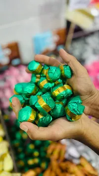 قطع شوكولاته خضراء بالذهب