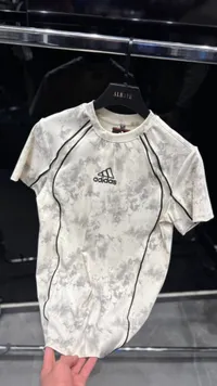 تيشيرت رياضي بنقشة تاي داي - أديداس (Adidas)