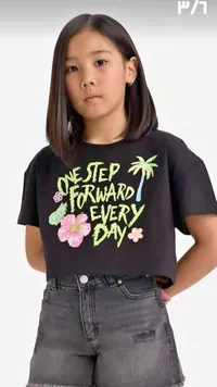 تيشيرت بطبعة "One Step Forward Every Day" (غير محدد العلامة التجارية)