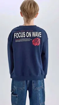 بلوزة أطفال بطبعة 'Focus on Wave' (اسم العلامة التجارية غير واضح)