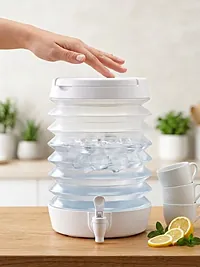 ترامس ماء قابلة للطي أو غالون ماء أكورديون مع حنفية للرحلات والاستخدام المنزلي.