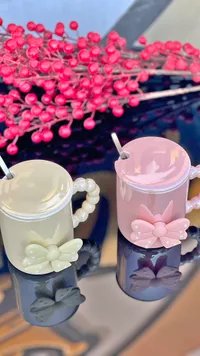 كوب مع غطاء وملعقة بتصميم فيونكة