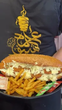 ساندويتش شنيتزل بالجبنة - مطعم علاء الشيف