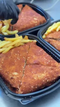 وجبة شنيتسل دجاج مقرمش مع البطاطس المقلية