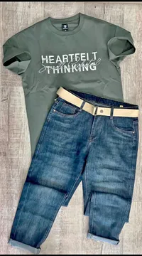 تيشيرت بطباعة "Heartfelt Thinking" وحزام جينز