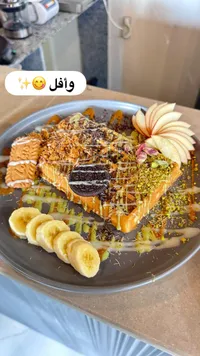 وافل مشكل بالفواكه والبسكويت