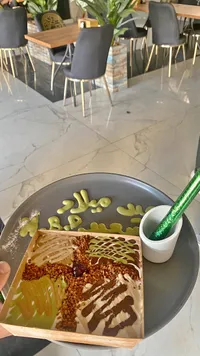 علبة حلويات مشكلة بالمكسرات والشوكلاتة