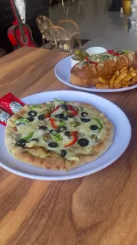 وجبة بيتزا خضار مع كاتشب هاينز (Heinz)