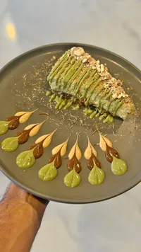 قطعة كنافة بالكريمة والفستق