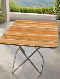 طاولة قابلة للطي بتصميم خشبي