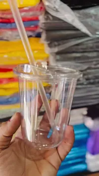أكواب بلاستيك مع غطاء وماصة