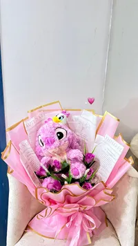 باقة زهور مع دمية ستيتش (Stitch)