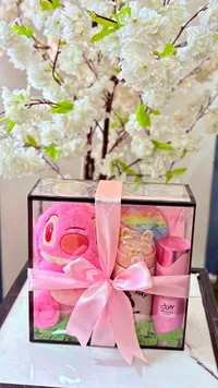 باقة هدايا وردية مع دمية وشوكولاتة (Gift Box)