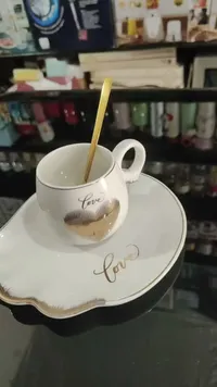 طقم فنجان وصحن بتصميم قلب وكلمة love