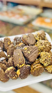 حلويات مشكلة مغطاة بالشوكولاتة والمكسرات