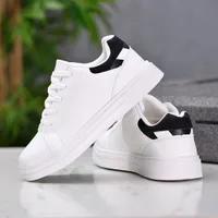 حذاء شبابي أبيض (Sneakers)