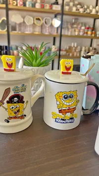 مج سيراميك بغطاء وملعقة بتصميم سبونج بوب (SpongeBob)