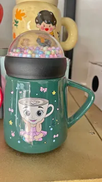 مج سيراميك بتصميم كرتوني مع غطاء مزين بكرات ملونة