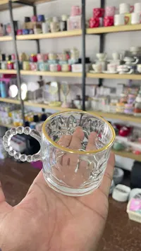 كوب زجاجي مزخرف بمقبض كروي وإطار ذهبي