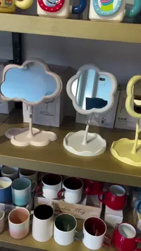 مرآة مكياج مكتبية بتصميم سحابة