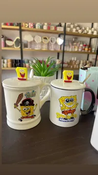 مج سيراميك بغطاء وملعقة بتصميم سبونج بوب (SpongeBob)