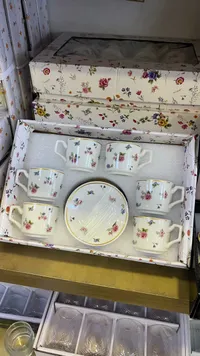 طقم أكواب وصحون بنقوش الزهور