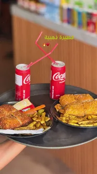 وجبة فطيرة ذهبية مع كوكاكولا