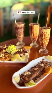 طبق وافل وكريب مشكل مع الفواكه والمكسرات