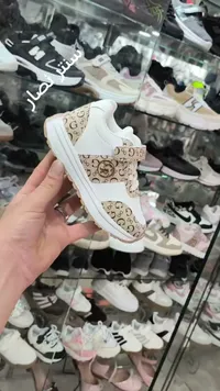 حذاء رياضي للأطفال بنقشة جي - غيس (Guess)