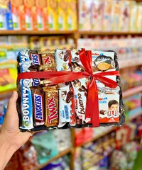 باقة شوكولاتة متنوعة (Kinder, Snickers, Twix, Bounty)