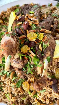 لحم بقري مع أرز بالمكسرات والزبيب