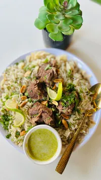 وجبة أرز باللحم الضاني والمكسرات