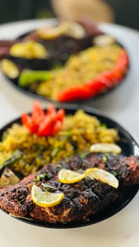 وجبة دجاج مشوي على الفحم مع الأرز المبهر