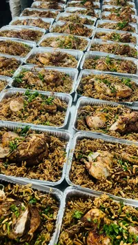 وجبة دجاج مشوي مع الأرز المبهر