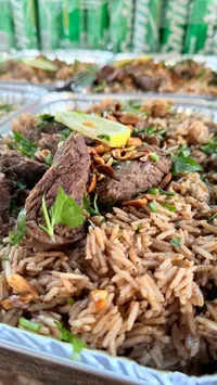 وجبة أرز باللحم والمكسرات