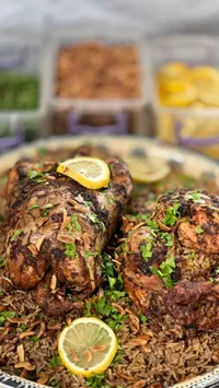 وجبة دجاج محشي بالأرز والمكسرات