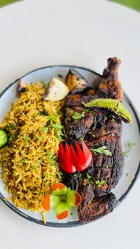 وجبة دجاج مشوي على الفحم مع أرز مبهر