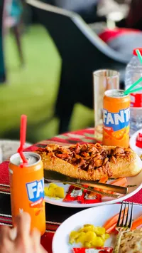 ساندويتش دجاج مشوي مع مشروب فانتا (Fanta)