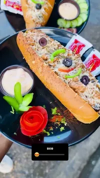 ساندويتش هوت دوغ بالجبنة والزيتون