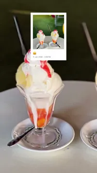 كأس بوظة بالفواكه والكرز