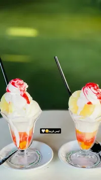 كأس آيس كريم بالفواكه الاستوائية