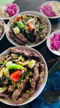 وجبة كباب مشوي مع الخضار