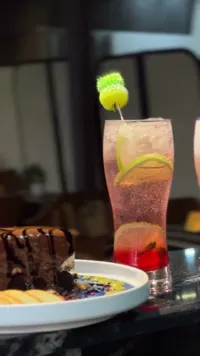 مشروب غازي بنكهة التوت مع الليمون