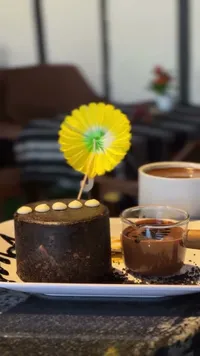 كيك الشوكولاتة مع صوص الشوكولاتة