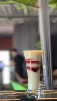 مشروب بارد بطبقات التوت