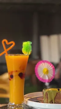 عصير مانجو وفواكه مشكلة