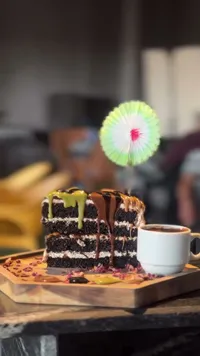 كيك الشوكولاتة الغنية مع صلصة الكراميل والبيستاشيو