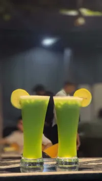 مشروب أخضر منعش بالليمون