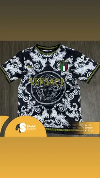 تيشيرت رجالي بتصميم فيرساتشي وإيطاليا (Versace)