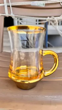 كوب زجاجي بلمسات ذهبية